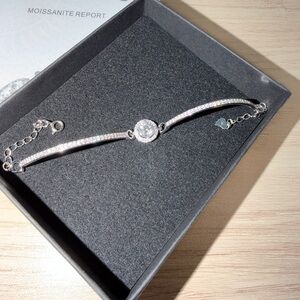 Elegant Silver Bracelet with Moissanite